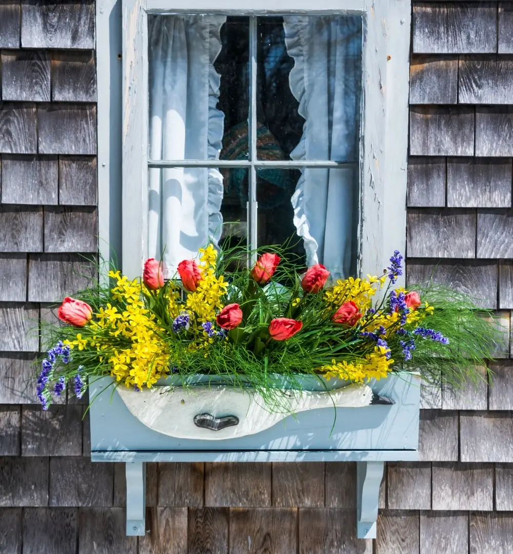 35 Breathtaking Flower Box Ideas To Refresh Your Windowsills