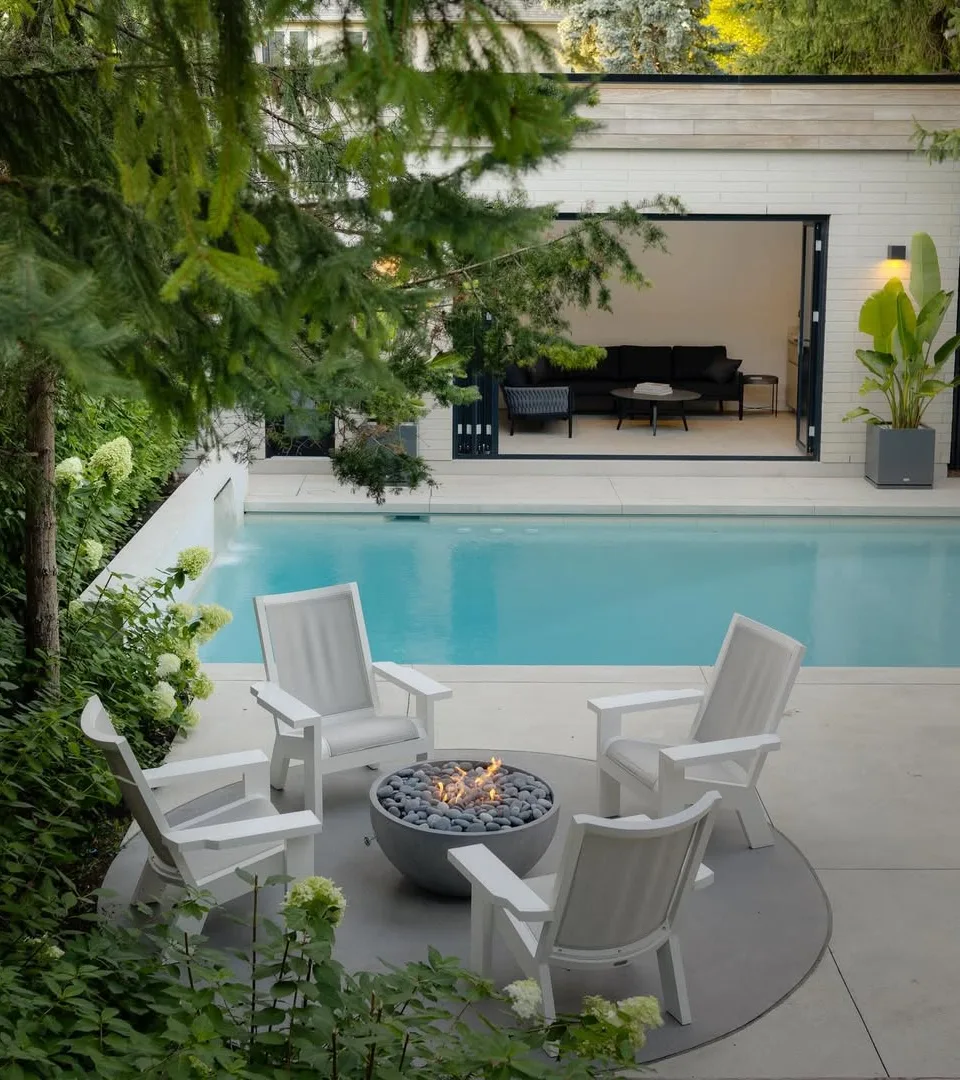 35 Sizzling Poolside Fire Pit Ideas to Ignite Your Backyard Oasis