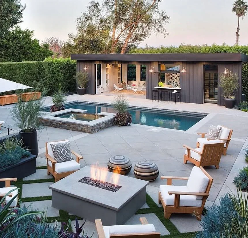 35 Sizzling Poolside Fire Pit Ideas to Ignite Your Backyard Oasis