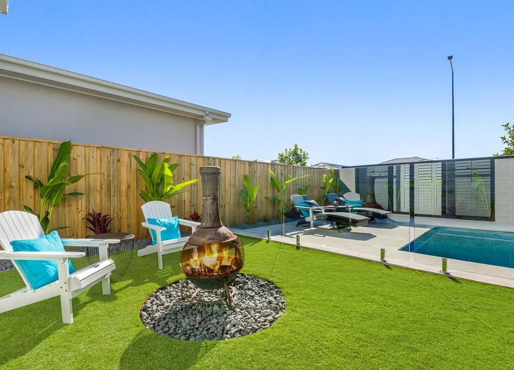 35 Sizzling Poolside Fire Pit Ideas to Ignite Your Backyard Oasis
