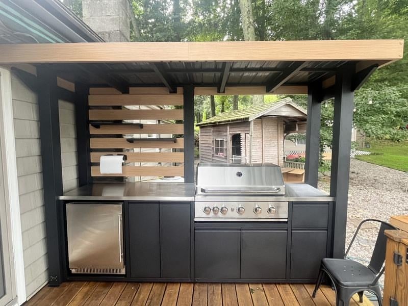 Compact Backyard Grill Station with Privacy Screen