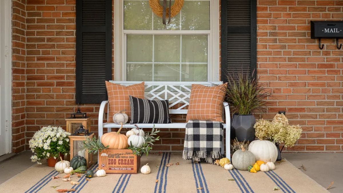35 Simple Small Fall Porch Ideas That You NEED Before Autumn Ends