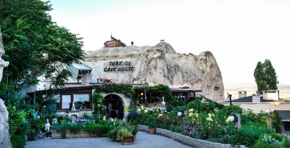 Oktay and Hanife Torun's Home in Ortahisar